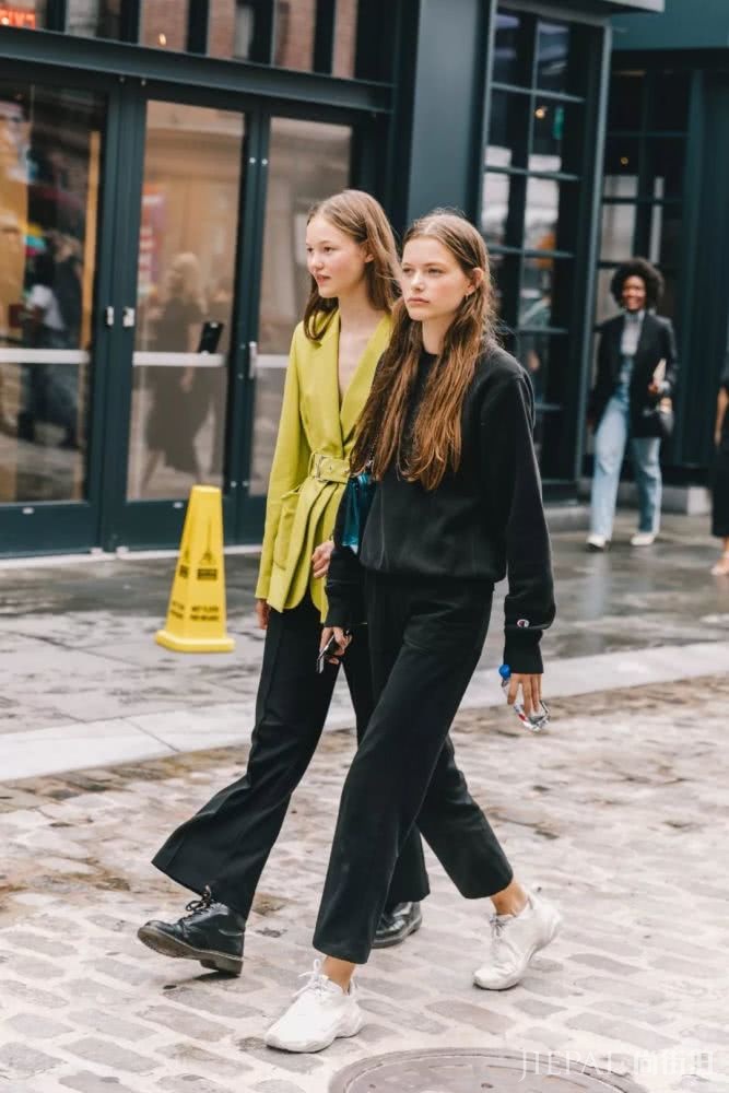 看完这么多街拍风格 还是黑色最显高级大气