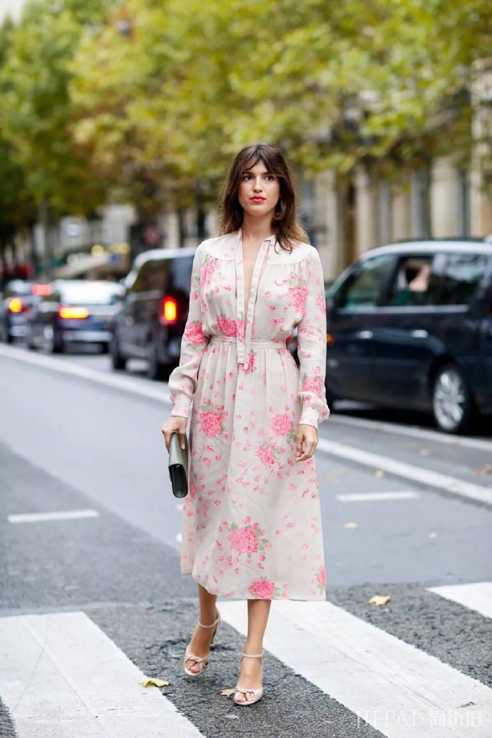 秋天想要慵懒的时尚 街头潮人教你用一条百搭衬衫裙搞定