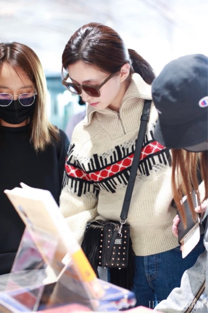 江疏影现身机场,爱穿“针织衫”美丽挡不住