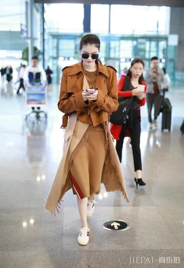 维密超模何穗奚梦瑶撞衫，穿同一款拼色风衣，谁更好看？