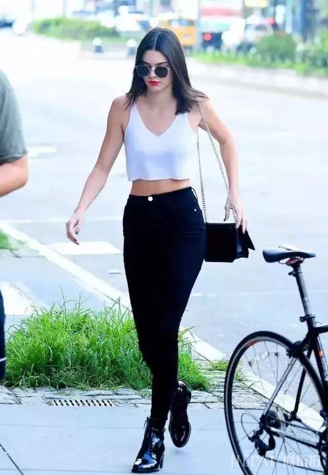 漆皮亮面 or 丝绒短靴，你更想剁手哪一款？