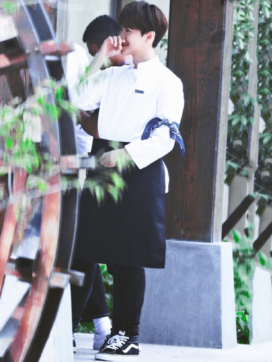 ninepercent成员上班，穿厨师服配方巾，潮得飞起！