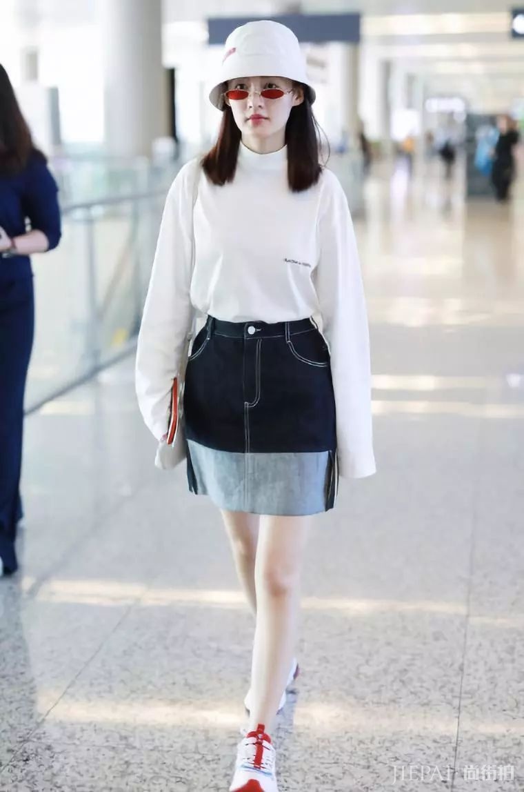 今年冬天流行卫衣+半裙穿火了,这身搭配满分