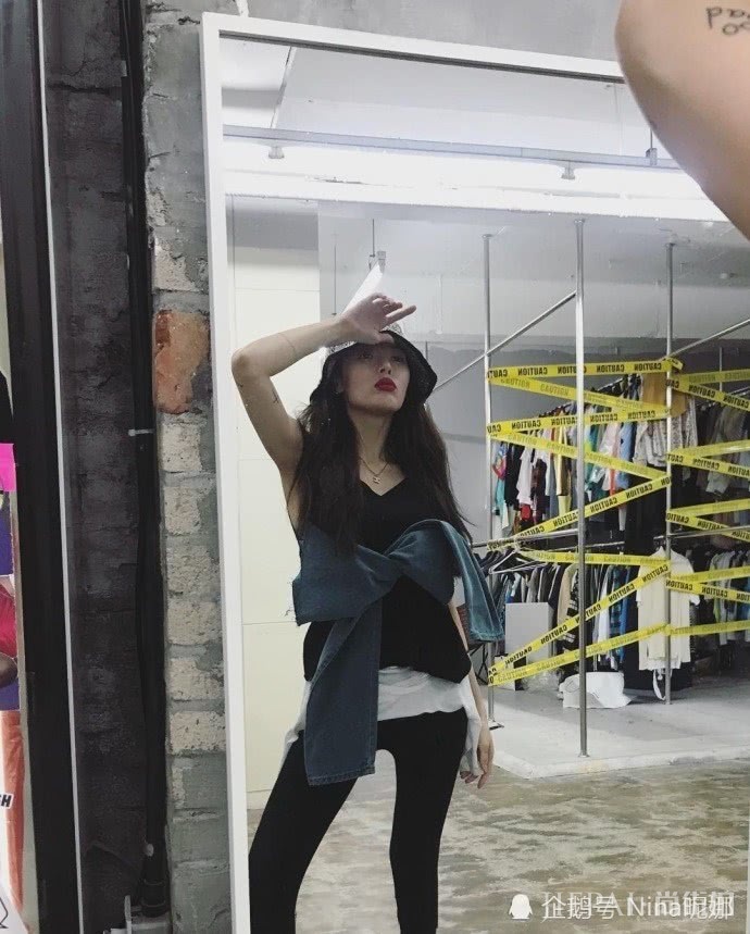 金泫雅晒出一组私服,把裤脚当手套又当腰带,这效果看得头皮发麻