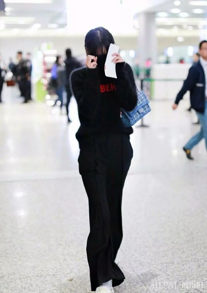 辛芷蕾街拍 非常接地气 素颜出门眉毛都不画！