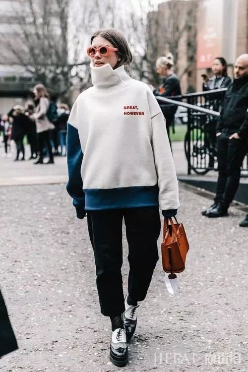 卫衣+牛仔裤=在2018秋冬街拍真的时髦炸了