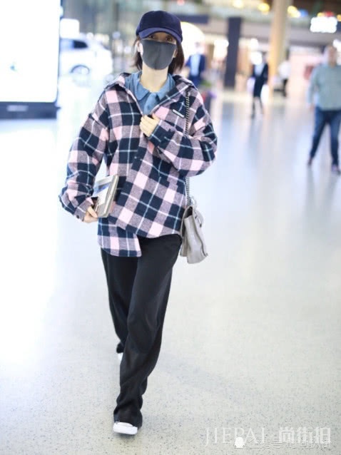 吴昕机场街拍 超大格子外套+“拖地裤” 打扮显邋遢