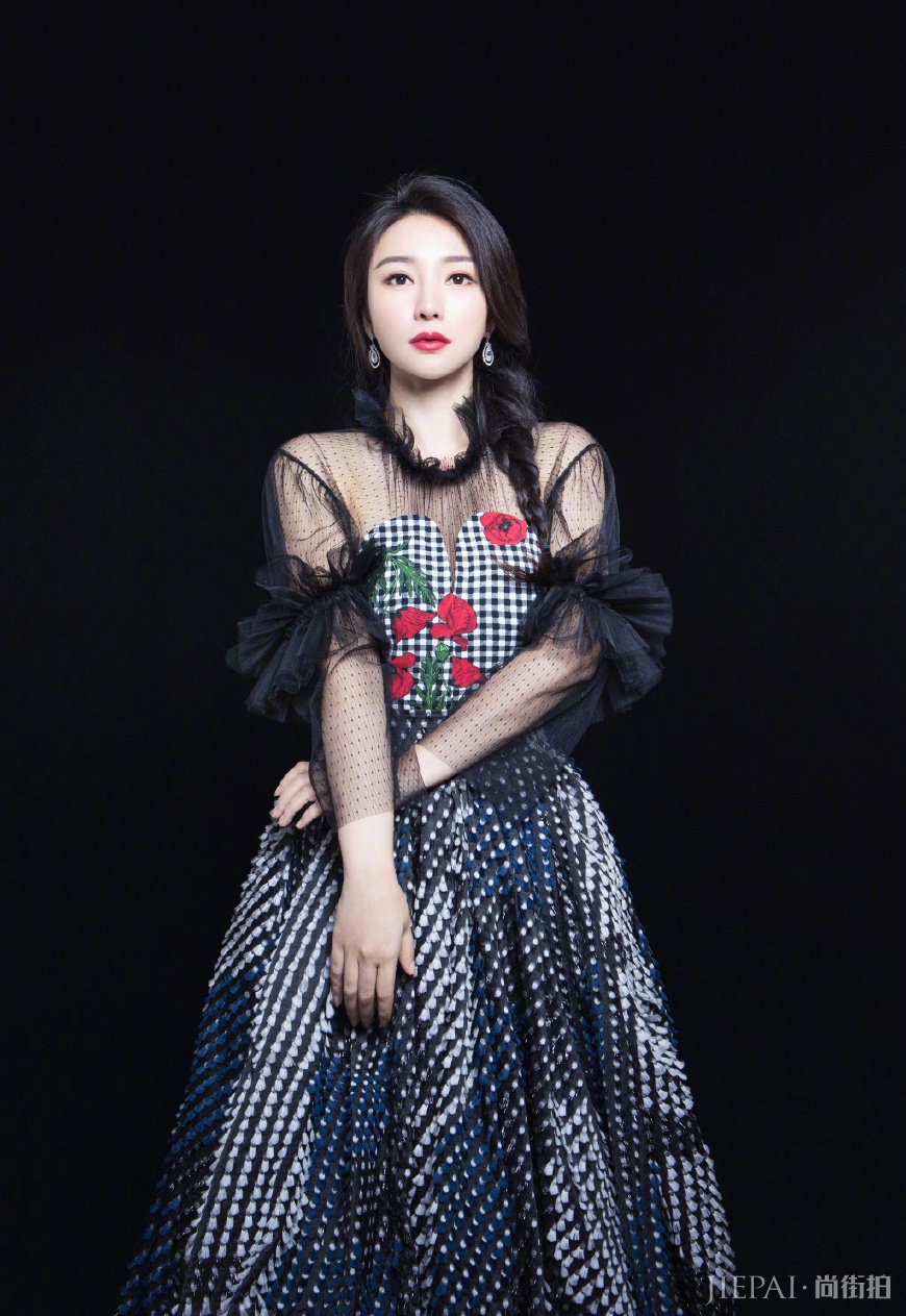 柳岩粉色露肩上衣搭配喇叭裤,少女感爆棚