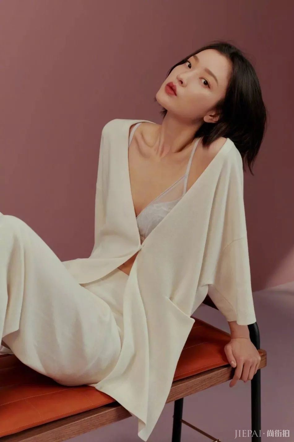 平胸即时髦，这3款衣服只有平胸穿才显高级