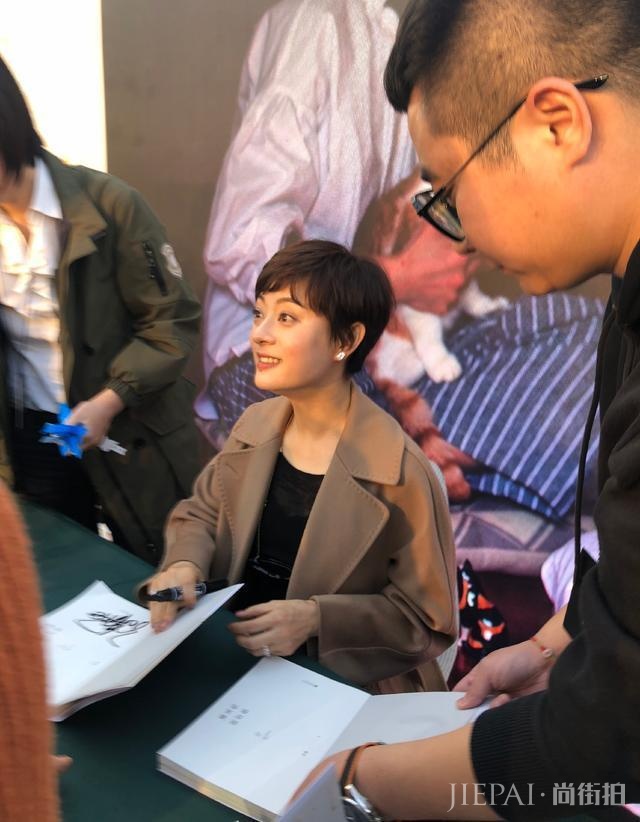 孙俪又穿长外套，这次换个颜色虽然低调很多，但也更高级有气质了