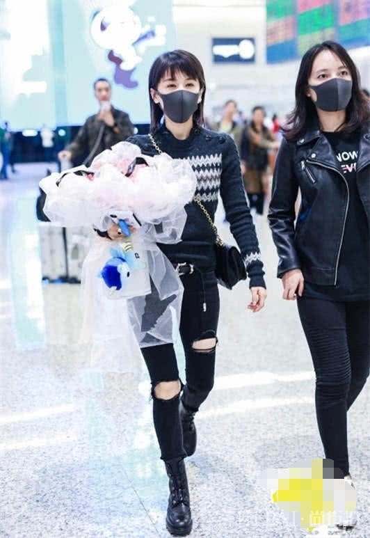 王子文这腿可以出道了，美腿瘦到合不拢，破洞黑裤搭针织衫简直美呆了