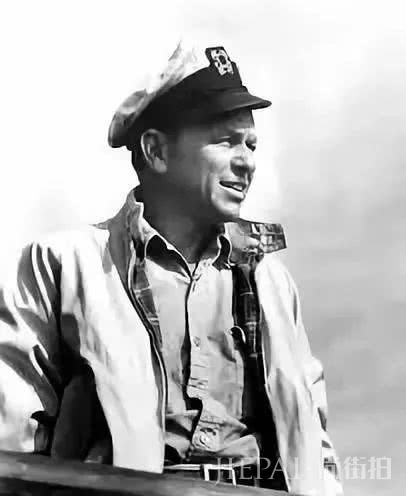 偷偷穿上爸爸飞行员夹克，发现到现在一点也不过时