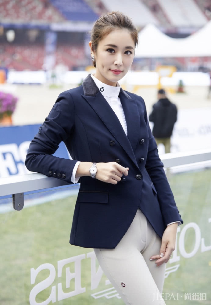 林心如用两套服装出席活动,作训服精致礼服优雅,扎葫芦辫甜炸了