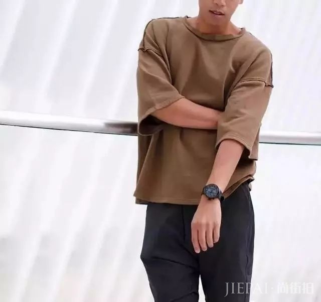 男生皮肤黑怎么穿?选对颜色很重要