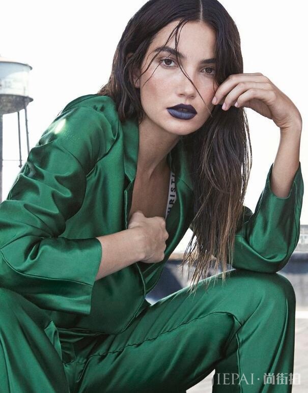 台步尴尬却是维密签约最长的天使,因家世显赫外号叫 “李刚”?