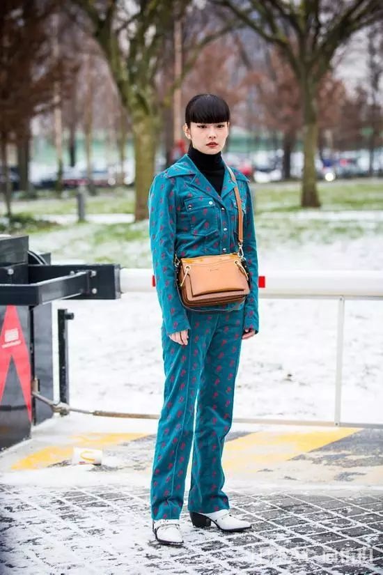 秋冬如何穿衣搭配技巧，丝绒裤能给你时髦和安全感