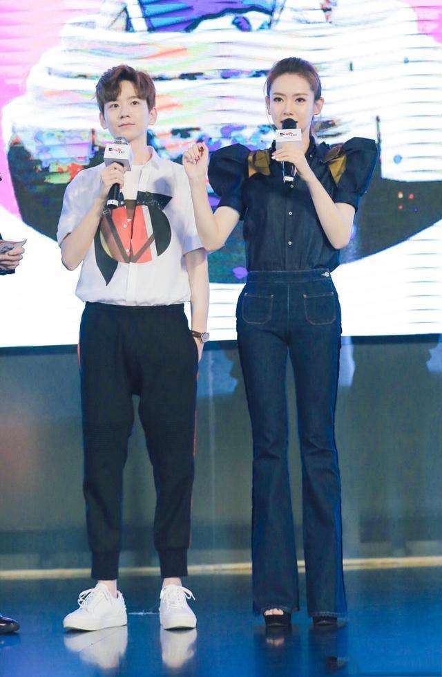 戚薇解锁了牛仔裤新穿法，裤脚绑在鞋子上，蛮时髦的！