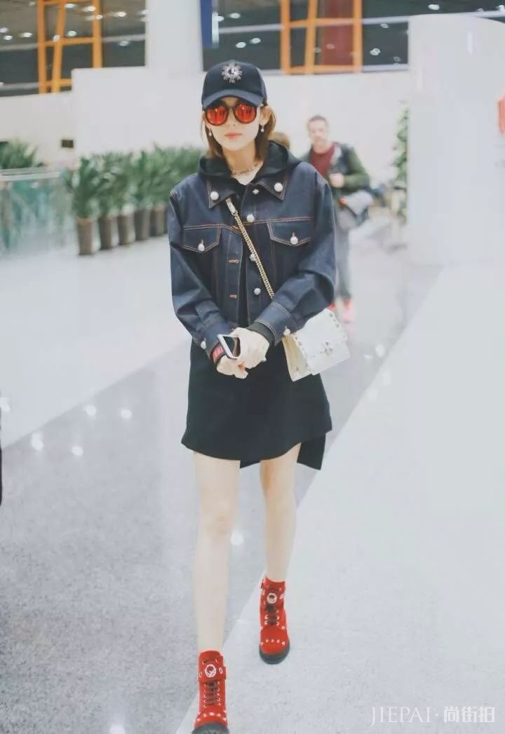 古力娜扎太时髦了，西装里面搭卫衣，意外的很洋气！