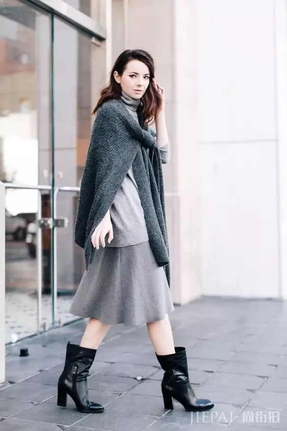 今年秋冬，毛衣的另一种流行穿法叫：披着穿