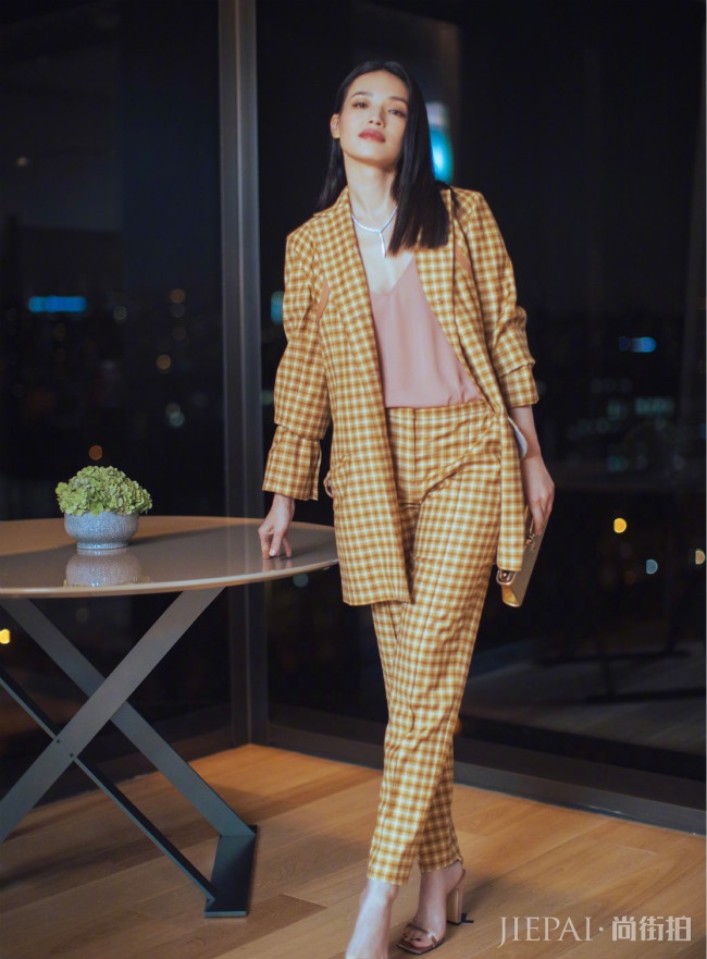 42岁舒淇日常穿搭时尚又大气,完全不输当红小花