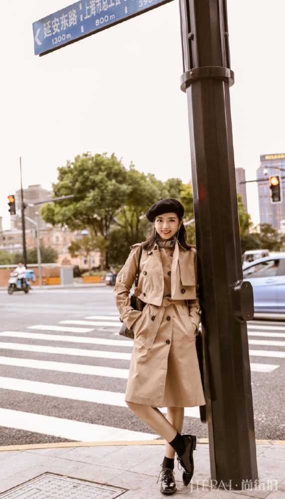 时尚博主教你个子160左右女生日常穿搭指南，用贝雷帽和卡其色风衣穿出时尚优雅
