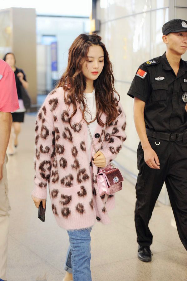 巴黎时装周特邀杨超越穿着一身桃粉,嫩的可以挤出水来!