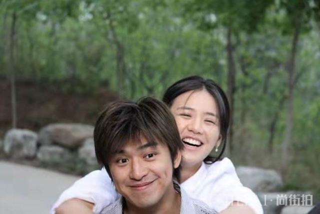 马思纯陈柏霖合照撞脸 同款微笑神似海绵宝宝