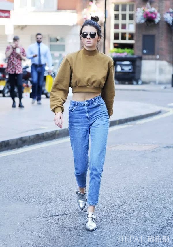 卫衣+牛仔裤=在2018秋冬街拍真的时髦炸了