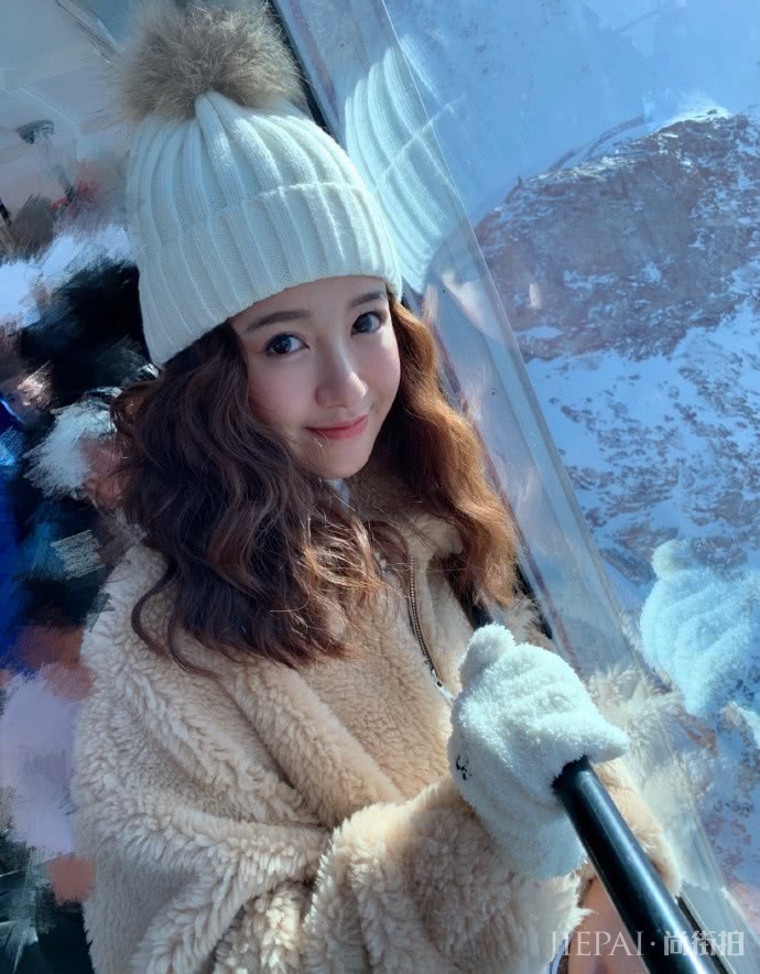 张子萱瑞士游玩,穿小羊羔外套甜美至极,烫小卷发似洋娃娃