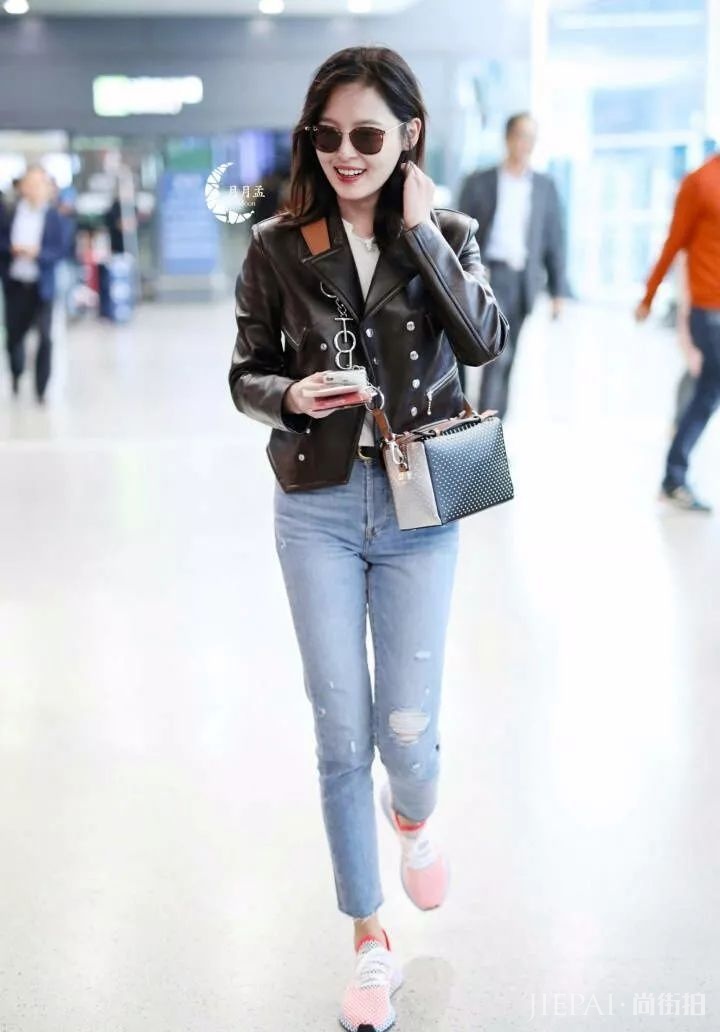 辛芷蕾街拍 非常接地气 素颜出门眉毛都不画！