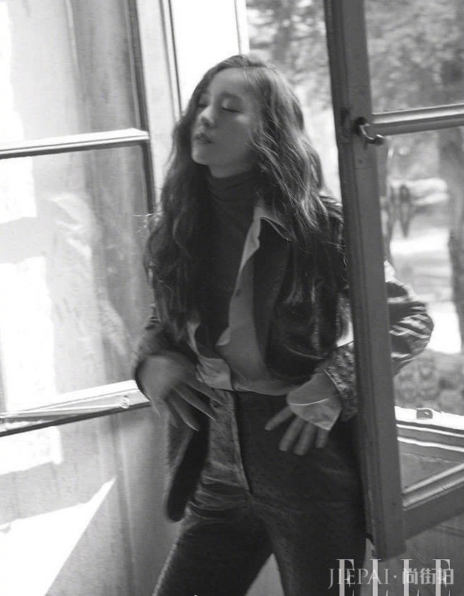 郑秀晶拍时尚杂志，卷发随性慵懒，满满高级感