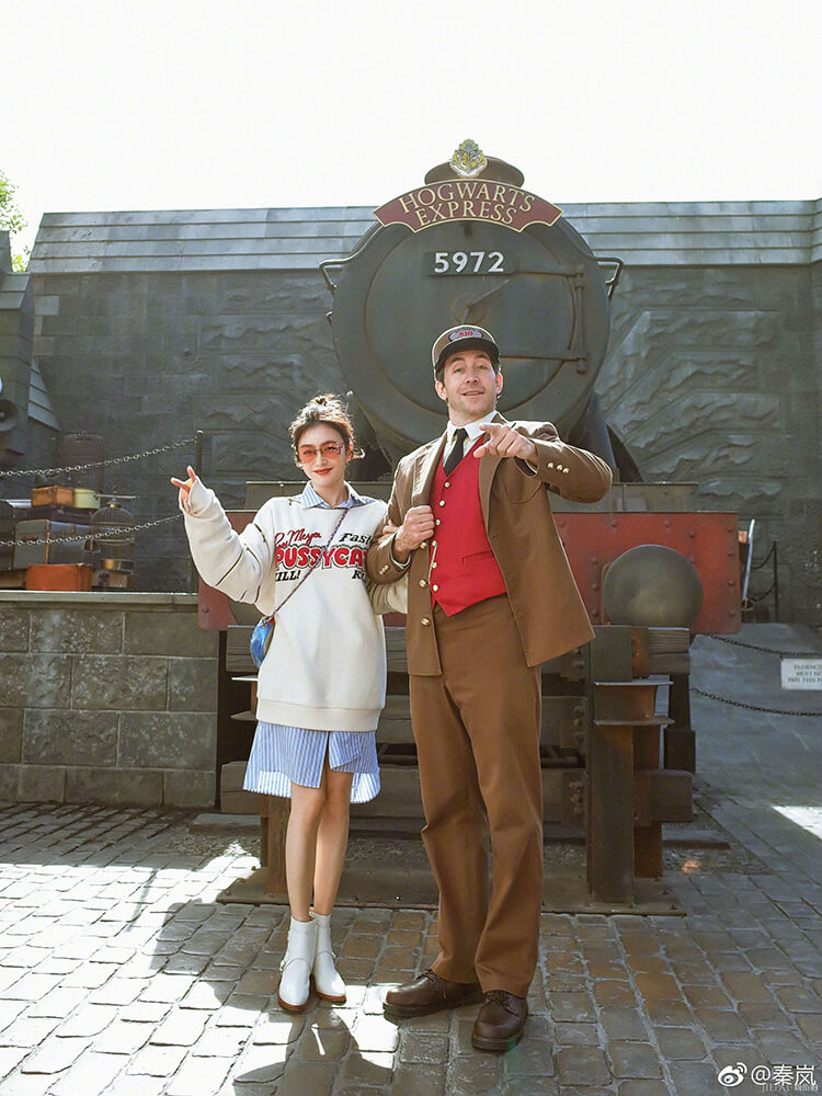 秦岚在卫衣里套件长衬衫就出门,裤子都省了,网友:这腿我给满分