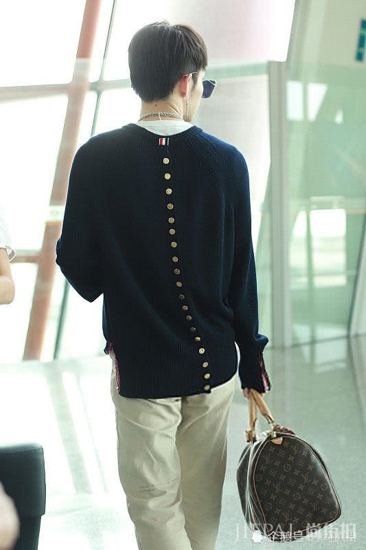 朱星杰机场街拍 一件针织衫上万块!各种“壕”