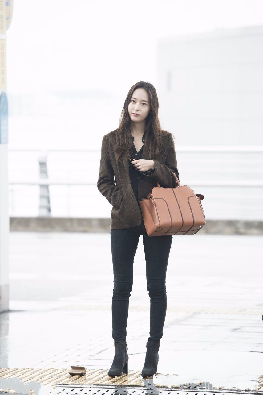 昆凌携手郑秀晶同台,网友:生没生娃一眼便知!