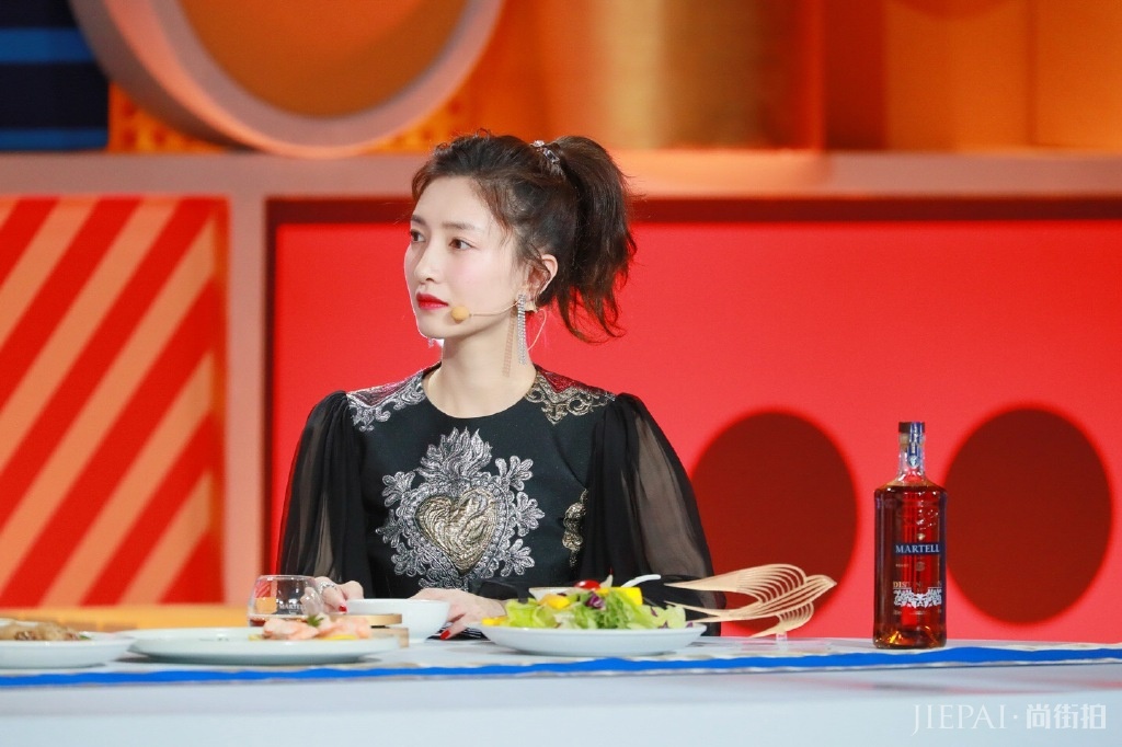 江疏影穿15000连衣裙清新甜美，吴谨言复古，你更喜欢哪种搭配