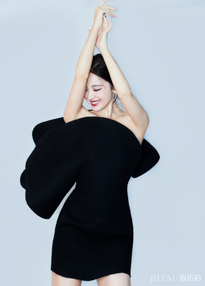 古力娜扎“时装之夜”，黑色礼服大展好身材