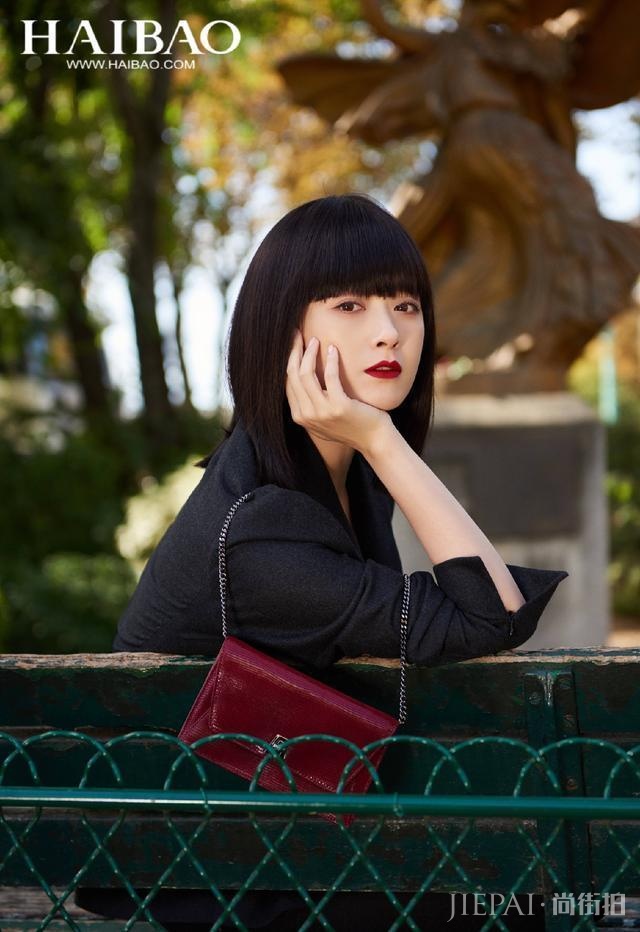 蒋欣总算换发型，软萌齐刘海配烈焰红唇又帅又美，焕然一新太惊艳