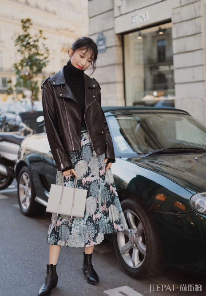 张俪穿搭走异域风格，一袭蓝色长裙性感优雅