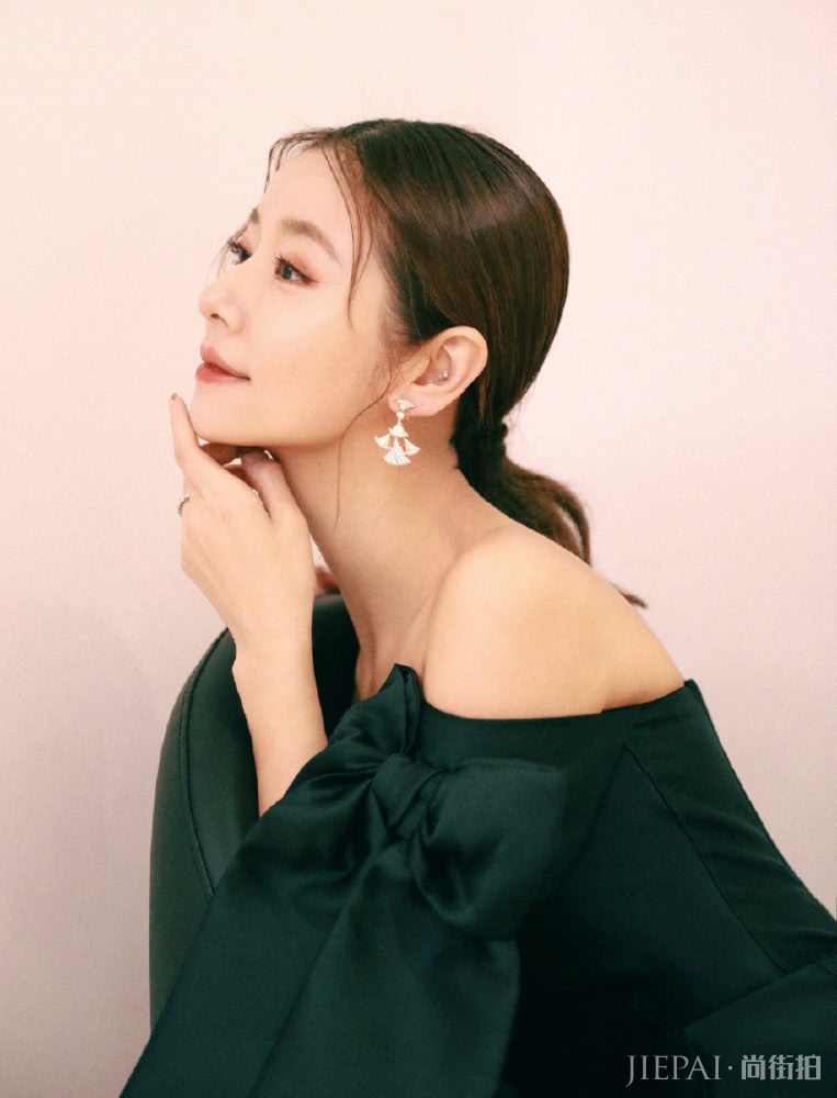 林心如真任性，墨绿色礼服配显得特别高贵 满满的贵妇的气质
