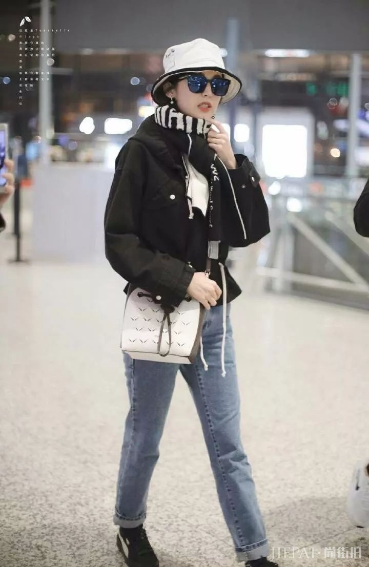 古力娜扎太时髦了，西装里面搭卫衣，意外的很洋气！