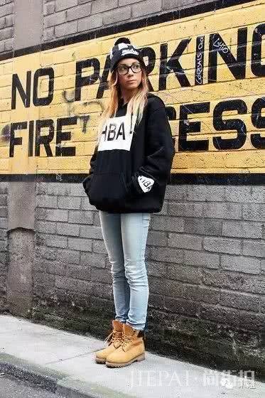 马丁靴这样穿 才能搭出存在感