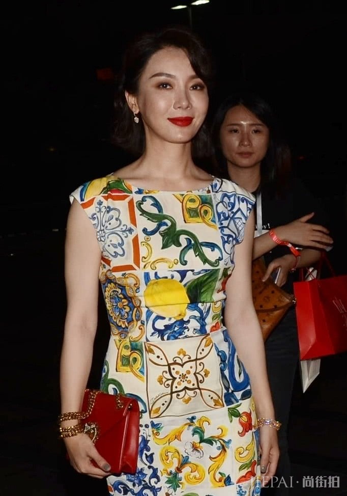 陈数的气质真好!这么艳丽的印花裙穿上却不俗气 造型完美