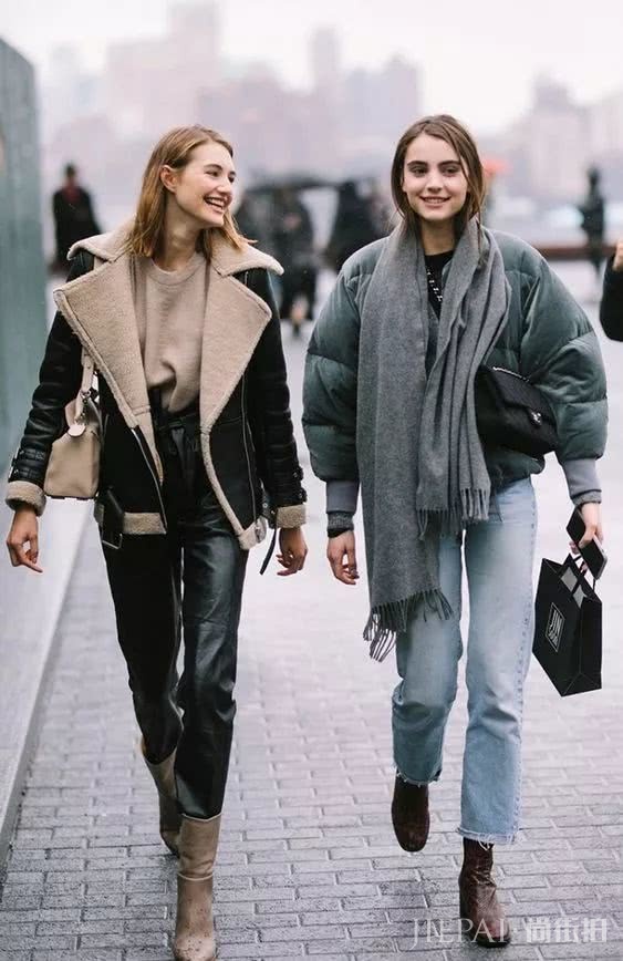 卫衣+牛仔裤=在2018秋冬街拍真的时髦炸了