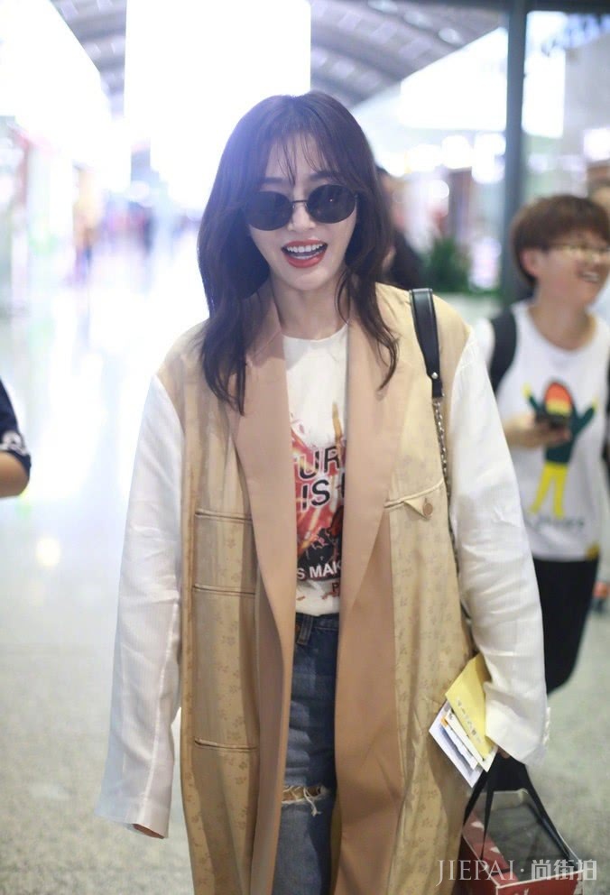 秦岚机场街拍 拼接风衣大步走却暴露腿部亮点