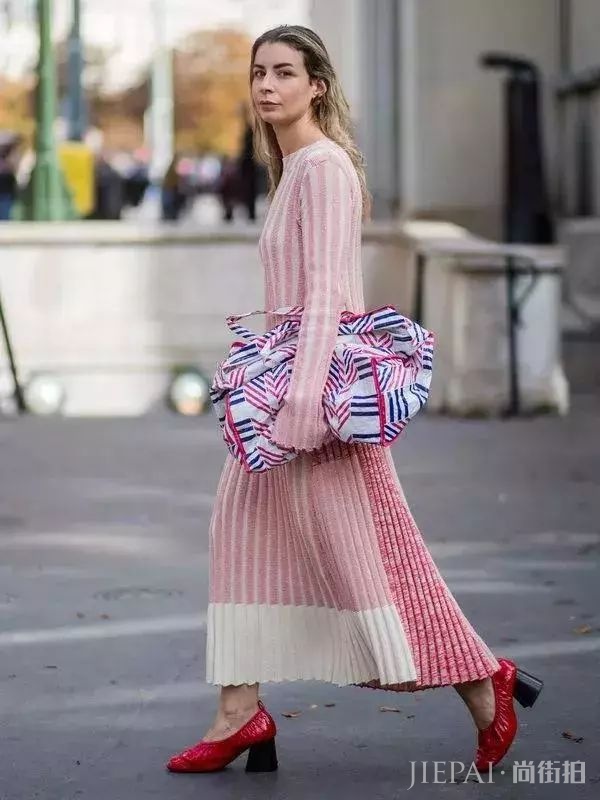 街头潮人告诉你 秋冬季度穿这6条裙子，美过一整年