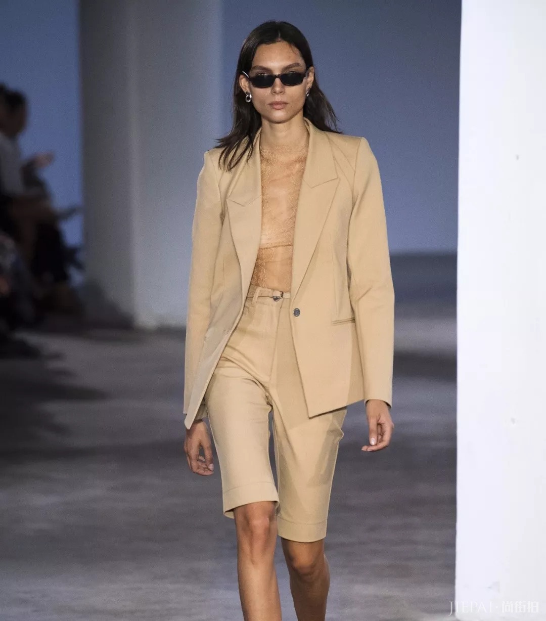 西装穿法有很多,来看看今年最潮的搭配手法吧。穿出最好看的你!!!