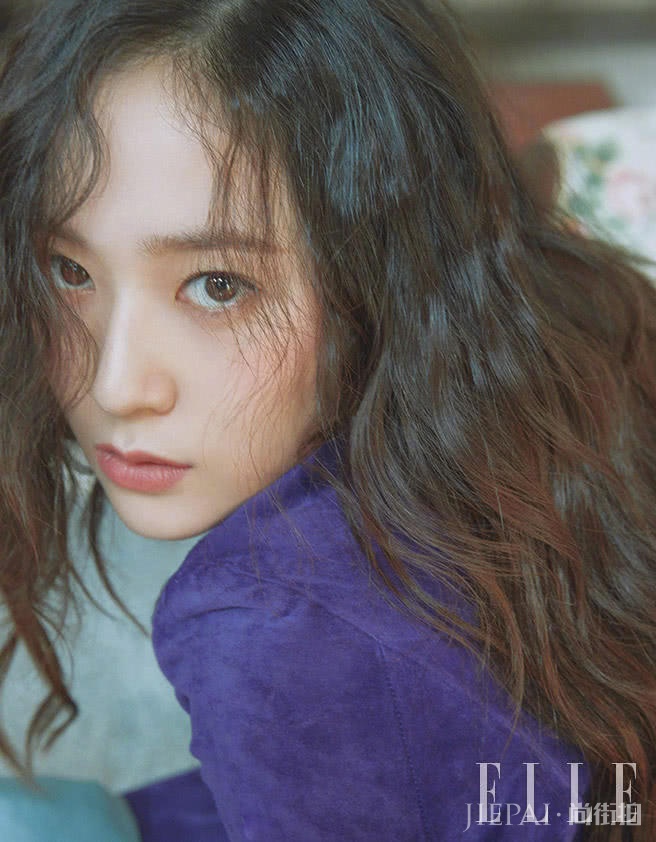 郑秀晶拍时尚杂志，卷发随性慵懒，满满高级感