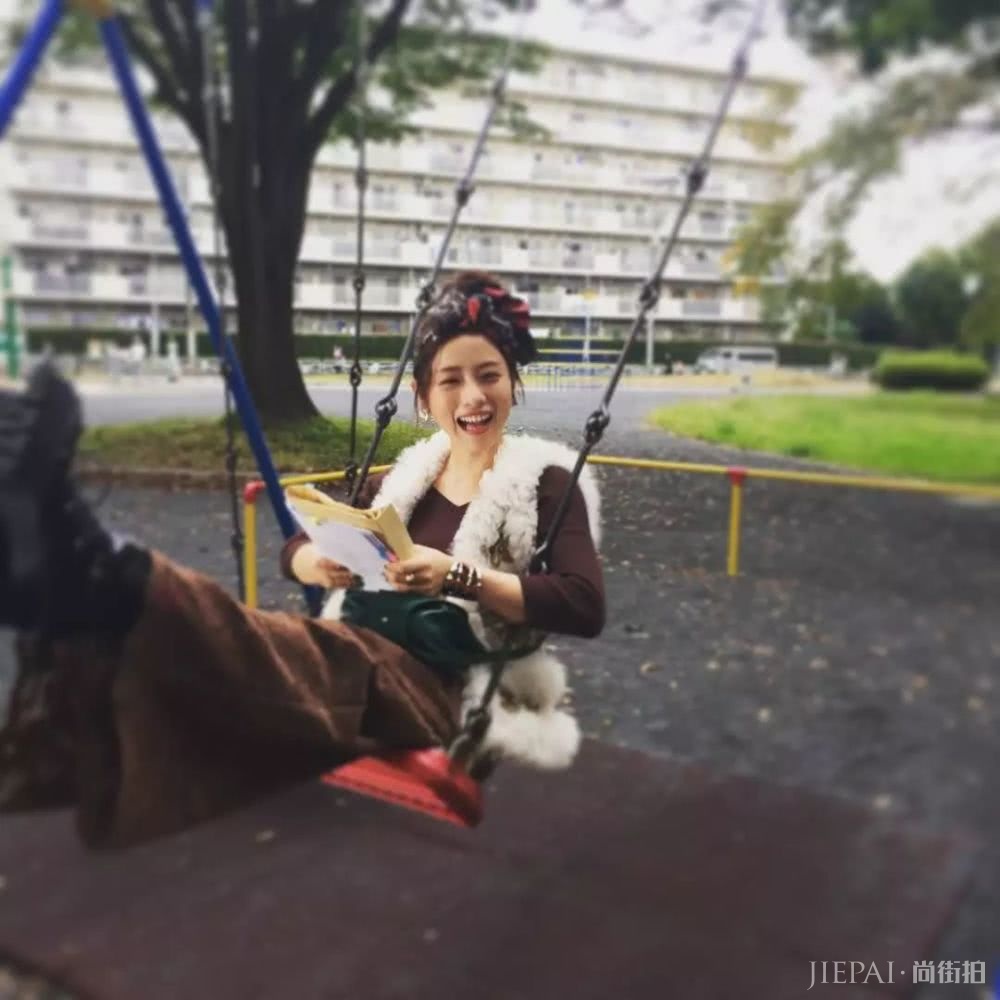 论丝巾绑头发上的正确方法,绑错了会让你显老气