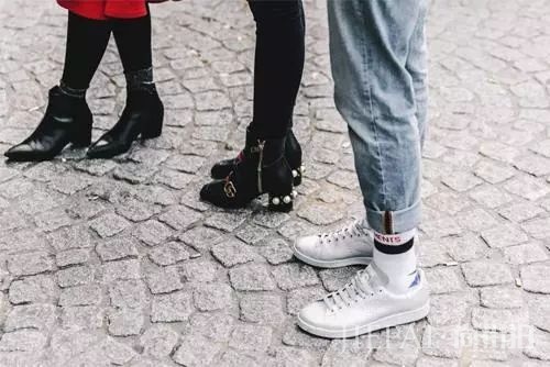 露脚踝过时了？穿运动鞋露袜子才是真时髦！