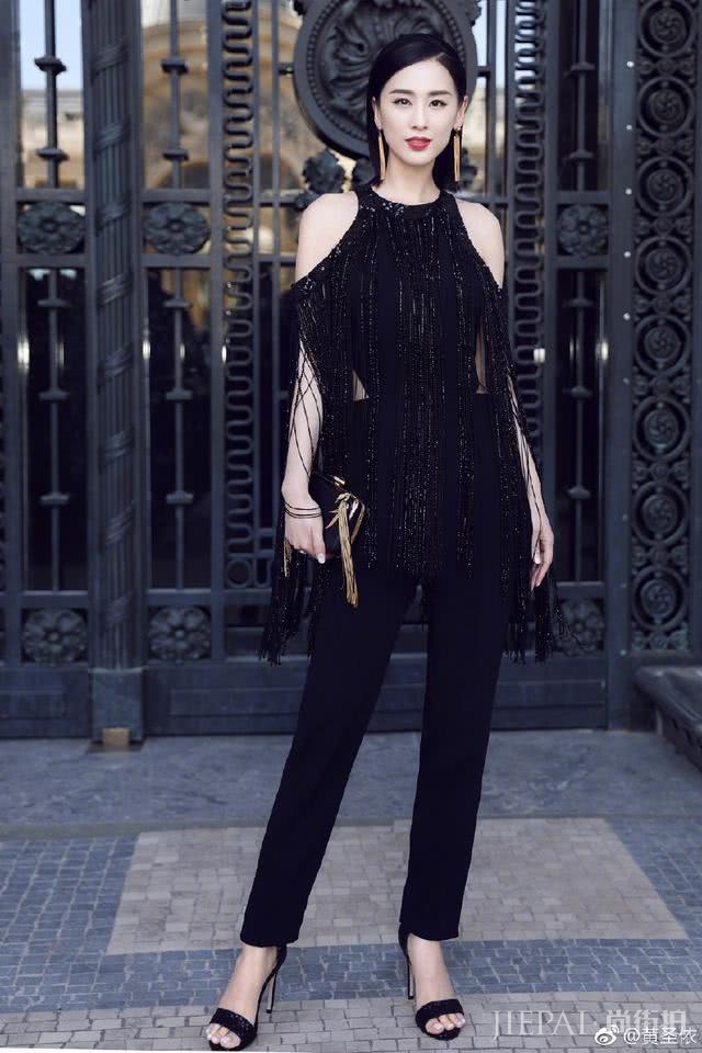 黄圣依衬衫裙搭配学生袜,本想装嫩结果穿出小短腿,可这次没穿好!